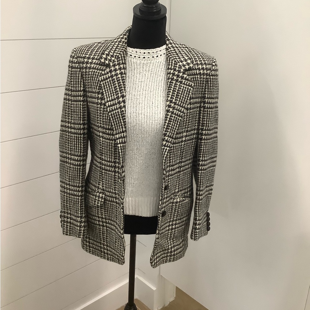 Aquascutum London Black and White Houndstooth Blazer. All wool